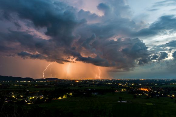 Bouřky už bičují část Česka! Meteorologové sledují jejich postup
